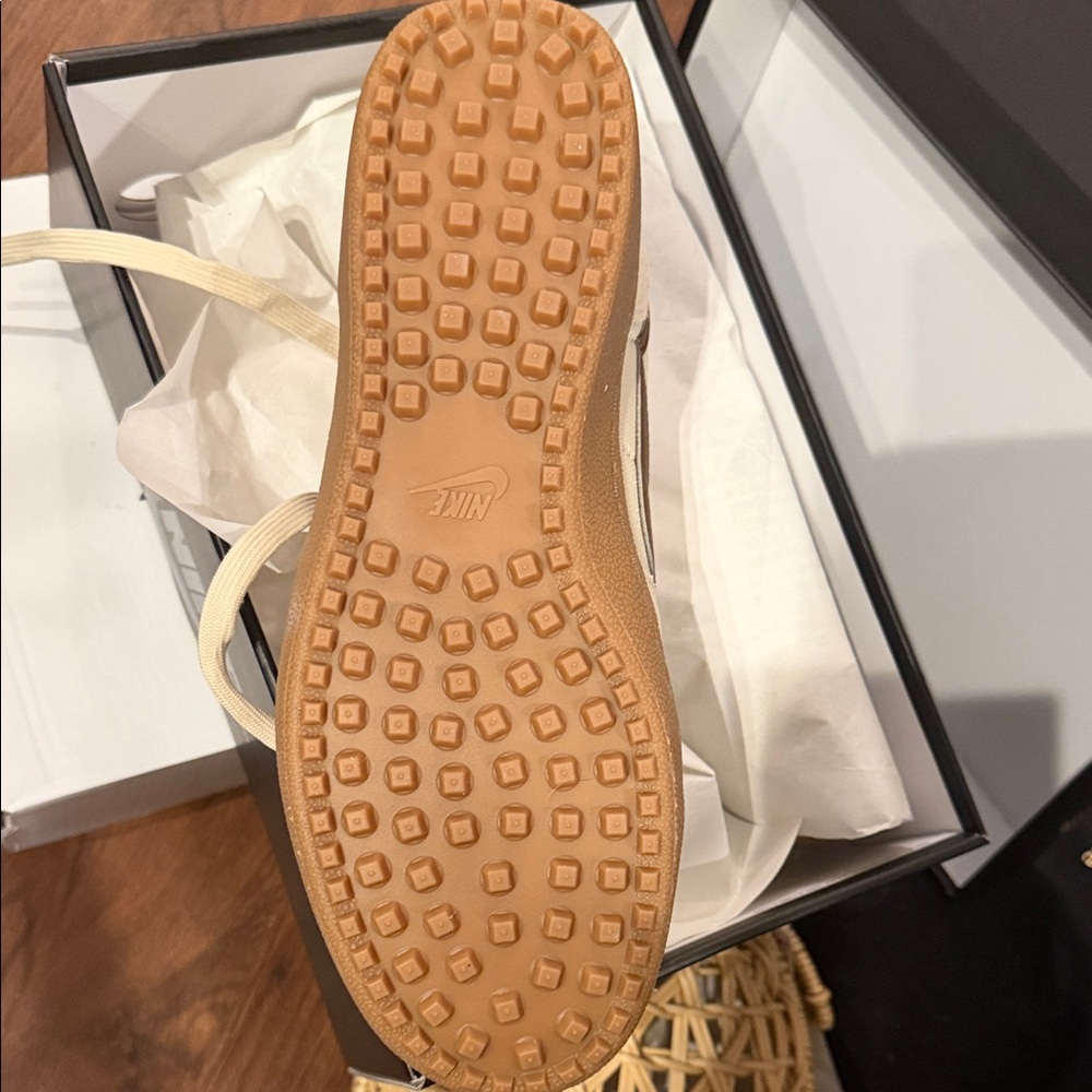 BRAND NEW Nike Field General in Cream and Brown - Picture 3 of 8